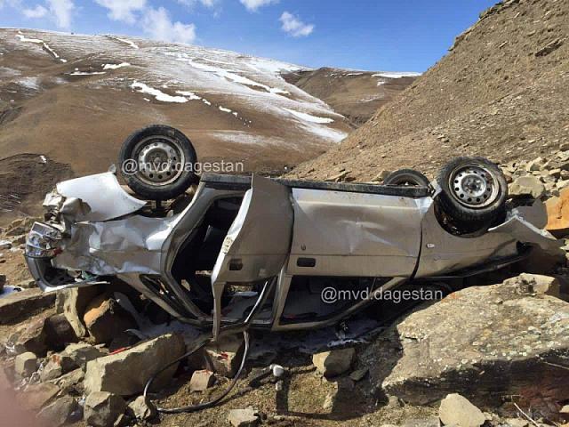 Четверо жителей Дагестана погибли при падении автомобиля в 60-метровый обрыв