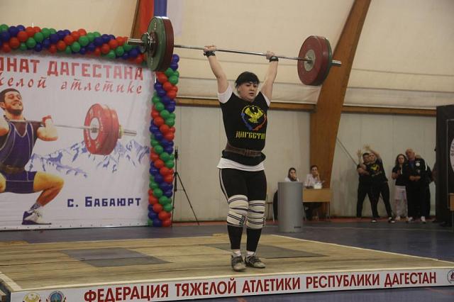 Тяжелоатлетка Саида Мирзабегова стала чемпионкой Дагестана в 14-й раз