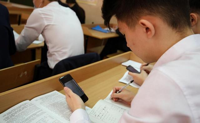 В РФ у школьников перед уроками будут отбирать мобильники 