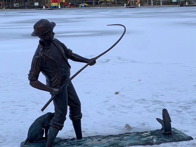 В Железноводске нашли виновника повреждения популярной скульптуры рыбака