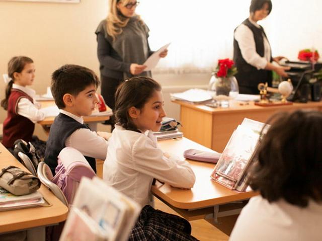 В Азербайджане школьникам не разрешат собираться вместе на переменах