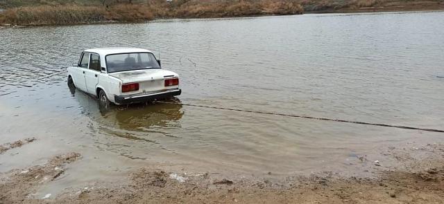 Житель Ставрополья утопил угнанный автомобиль: видео