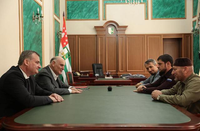 Глава Абхазии Бжания принял делегацию из Чечни