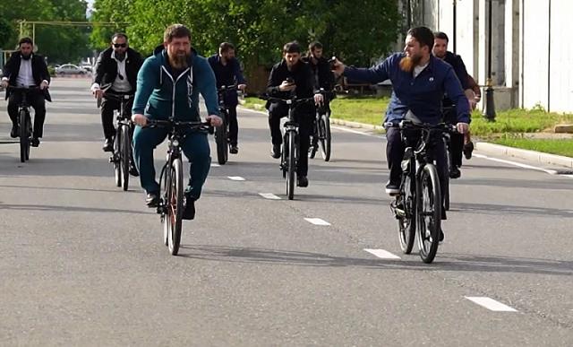 Кадыров оценил темпы благоустройства за рулем велосипеда
