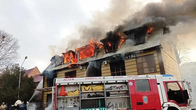 В центре Назрани загорелся трехэтажный ресторан