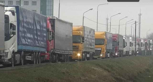 Более 1 тыс. грузовиков застряли на госгранице между РФ и Грузией в Северной Осетии      