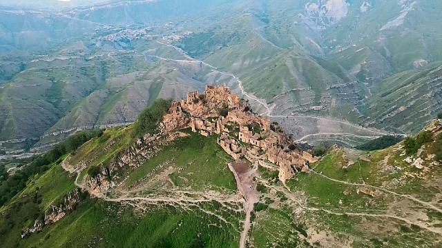 В Дагестане в ауле-призраке Гамсутль обрушилась древняя арка 