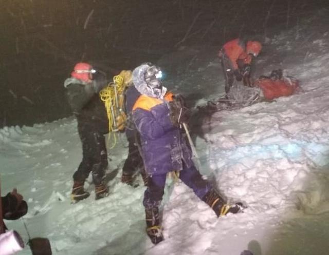 Сотрудников МЧС КБР наградят за спасение альпинистов на Эльбрусе