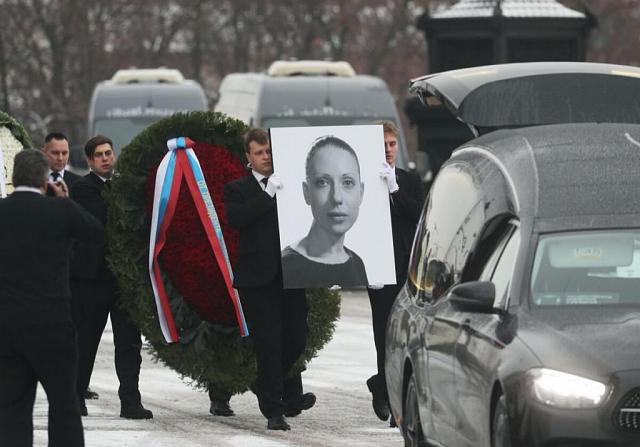 После похорон Чуриковой священников возмутил предмет, оставленный на ее могиле 