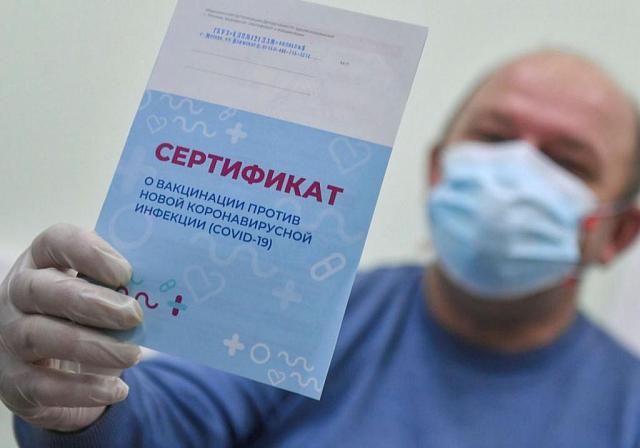 В соцсетях плохо отнеслись к москвичу, который сообщил о лжевакцинации родителей   