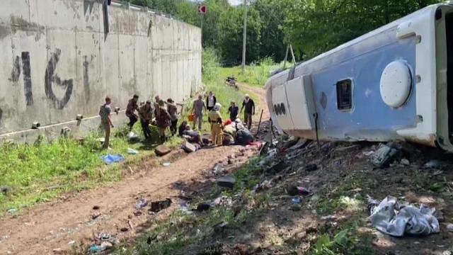Один человек погиб и 21 пострадал в перевернувшимся туристическом автобусе на Кубани
