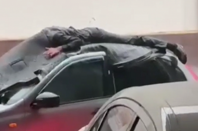 Житель Ингушетии кинулся спасать автомобиль от града собственным телом