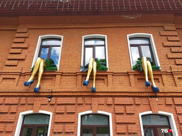 Власти дали оценку необычному оформлению фасада здания в центре Ярославля 