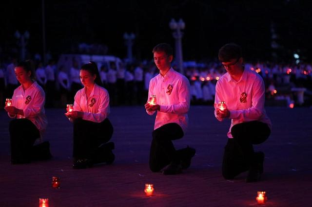 Школьники Ставрополя зажгли 500 свечей в память о выпускниках 1941 года