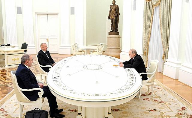 Путин обсудил с Пашиняном и Алиевым ситуацию в Нагорном Карабахе