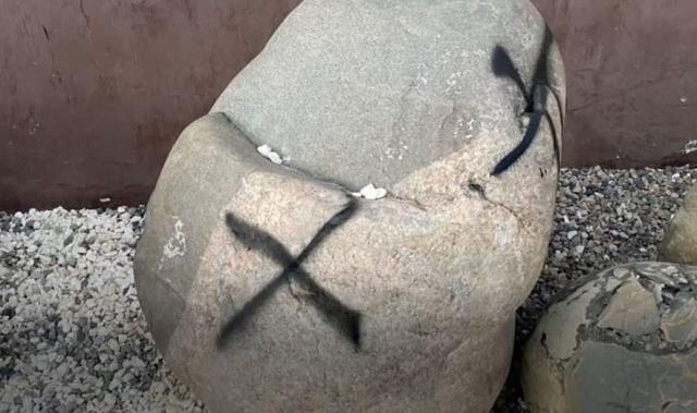 В Нальчике вандал поупражнялся в художестве с вековым метеоритом