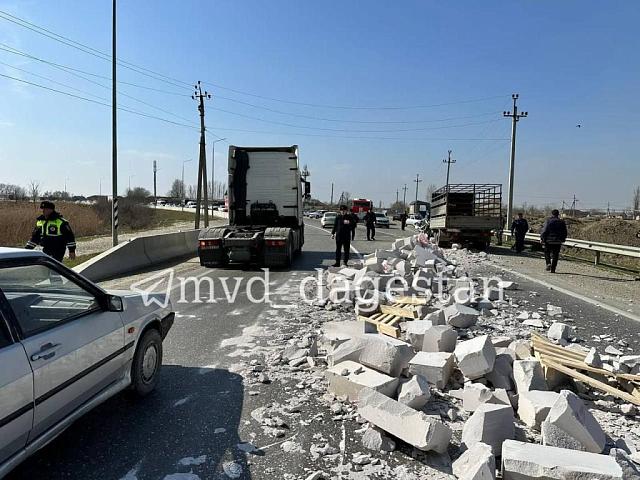 В Дагестане упавшие со встречного грузовика кирпичи убили шофера
