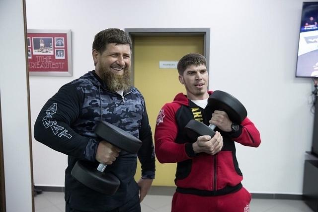 Кадыров сделал щедрые новогодние подарки бойцам «Ахмата»: видео
