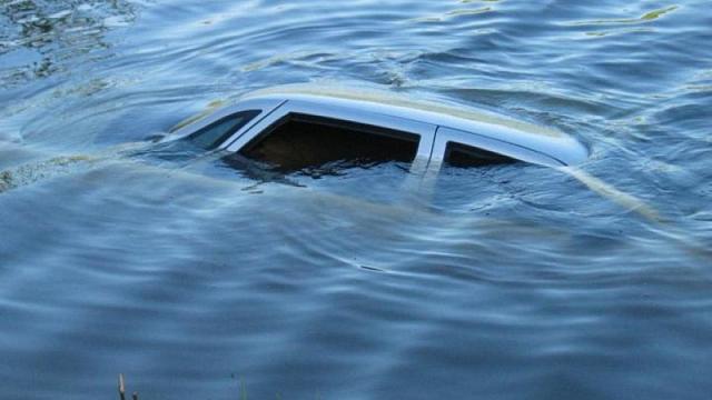 В КЧР при обрушении моста в реке Кубань утонул автомобиль с водителем