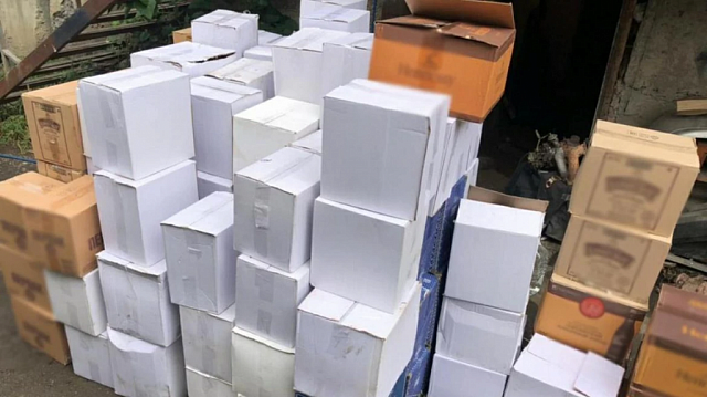 В РСО-А полицейские изъяли более 1300 бутылок с этикетками элитных брендов водки и коньяка  