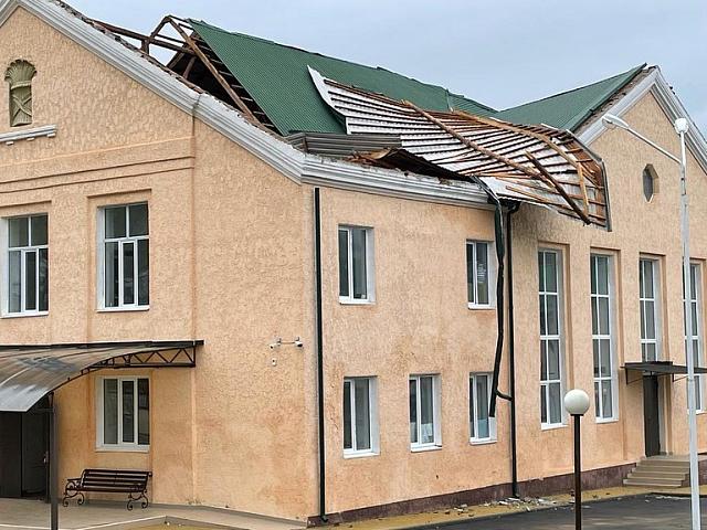 Ураган сорвал крыши школы и Дома культуры в КБР
