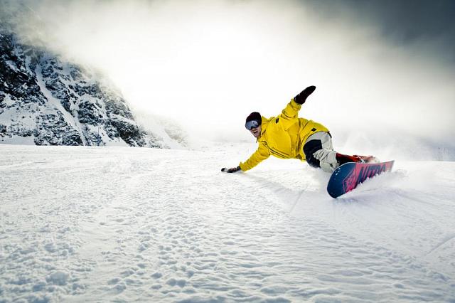 В КБР сноубордист провалился в 15-метровую трещину ледника