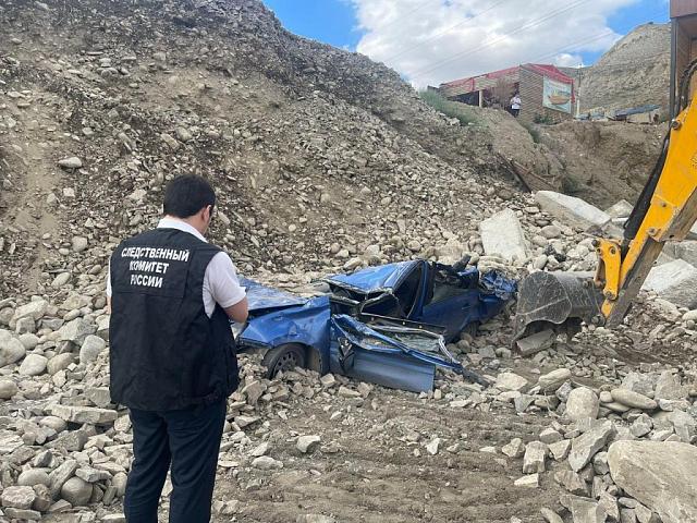 Туристка погибла после обрушения бетонной стены в Дагестане