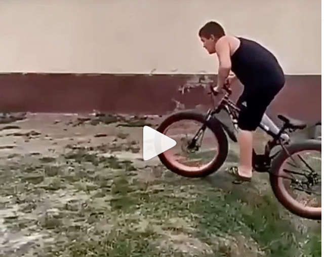  В КБР паренек  на «летающем» велосипеде стал звездой соцсетей