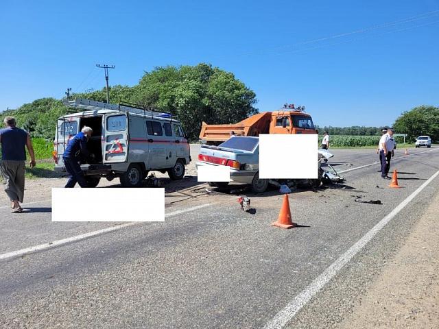 На Ставрополье из-за водителя грузовика погибли две пассажирки легковушки 