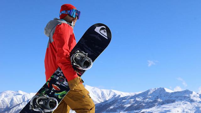 В горах под Сочи сноубордисты спасли упавшего в яму ребёнка: видео 