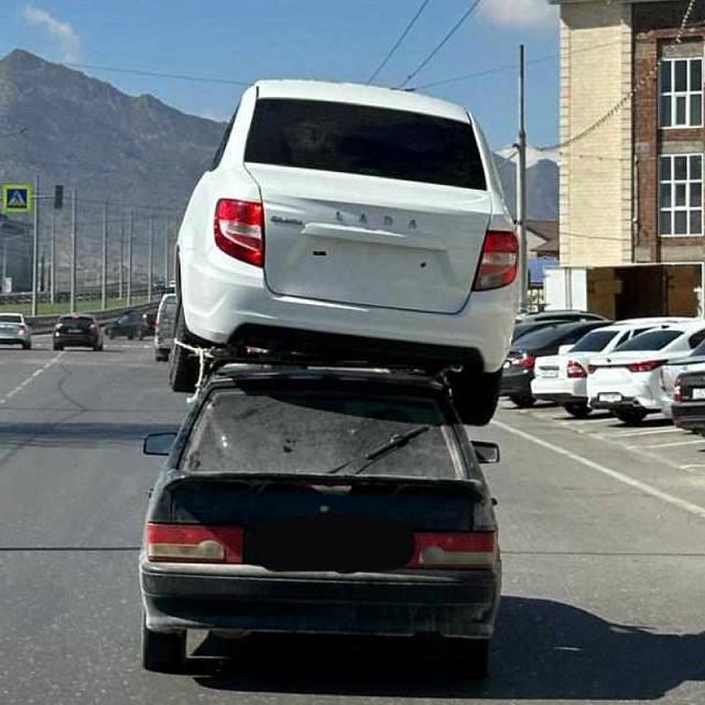 Жителя Дагестана оштрафовали на 500 рублей за перевозку автомобиля на крыше машины