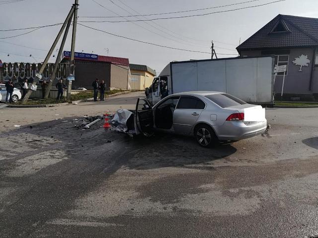 На Ставрополье три человека пострадали в столкновении легковушки с грузовиком