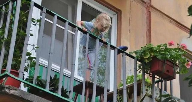 Пожарные Черкесска спасли маленькую девочку с балкона многоэтажки