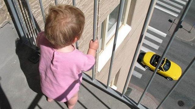 В Карачаевске 2-летний ребенок упал с балкона жилого дома