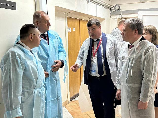 Министр строительства РФ Файзуллин в Пятигорске осмотрел детскую больницу, которой нужен капремонт