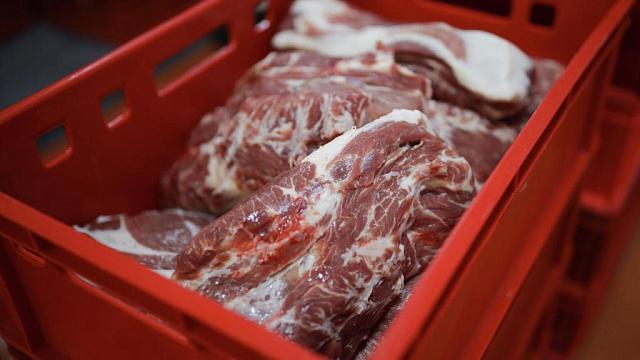 На Ставрополье за 1 млн руб., мясо и комбикорм экс-начальник из налоговой службы согласился не проверять фирму  