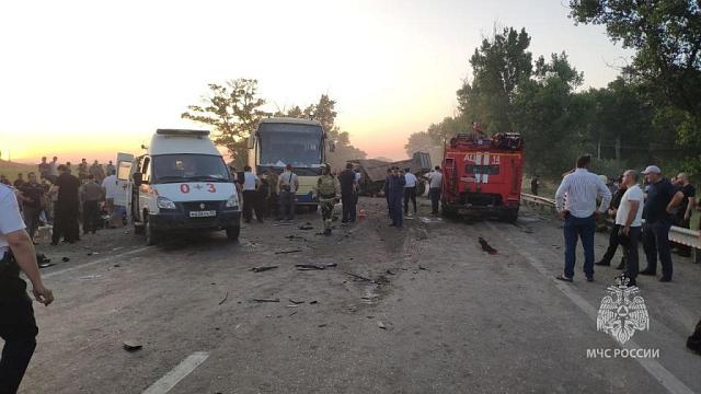 Меликов пообещал выплаты жертвам ДТП с автобусом в Дагестане