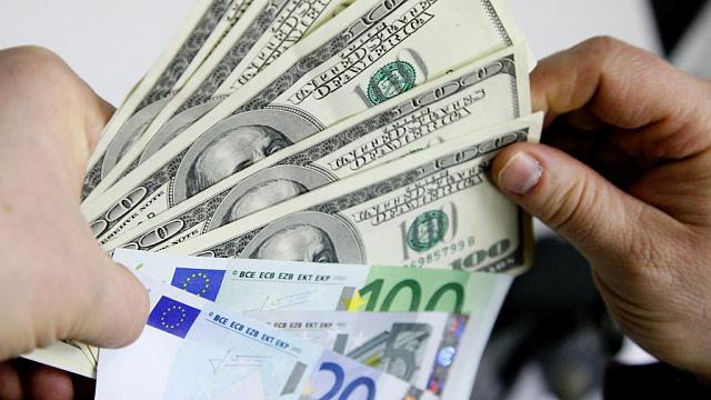Курс доллара впервые за неделю опустился ниже 90 рублей 