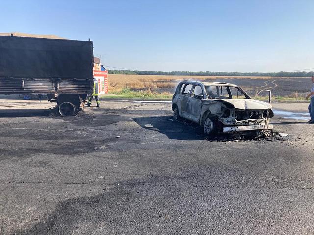 На Ставрополье после ДТП загорелись грузовик с легковушкой и пшеничное поле
