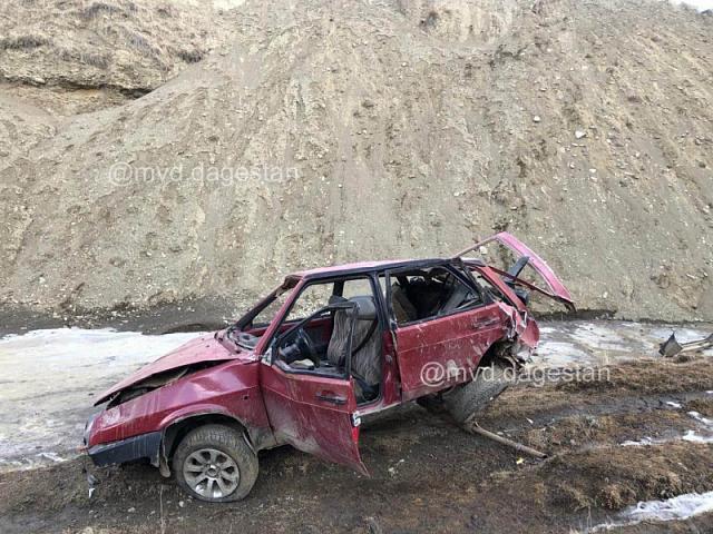 В Дагестане автомобиль сорвался в 30-метровый обрыв