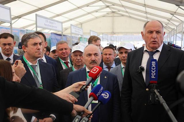 Премьер Дагестана посетил выставку племенных овец и коз в Каспийске