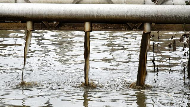 В Краснодарском крае улицу у моря затопило канализационными нечистотами   