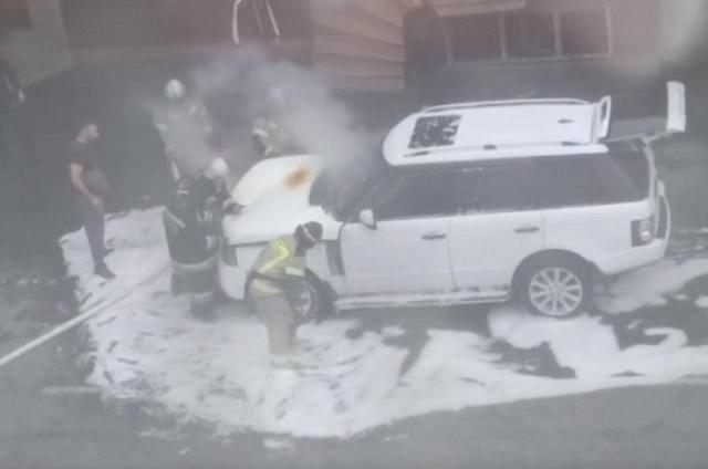 Люксовый внедорожник Range Rover загорелся во Владикавказе 