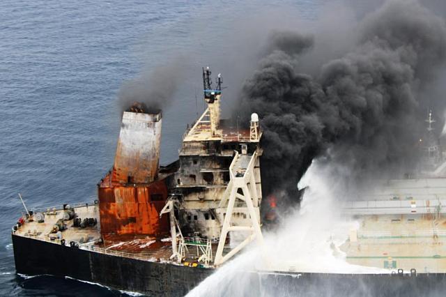 В Баку горит пришвартованное к причалу судно