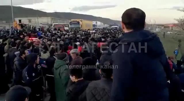 Стихийный митинг устроили родные убитого парня в Дагестане