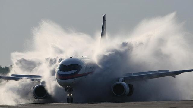 В Сочи эвакуировали пассажиров самолета из-за задымления двигателя