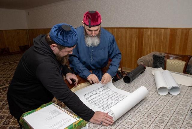 Кадырову показали рукописный Коран, выполненный каллиграфом Шукри Харачо