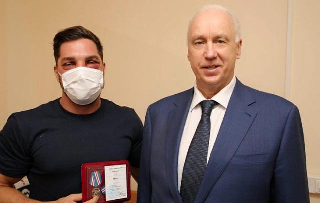 Александр Бастрыкин вручил награду Роману Ковалёву в больнице  