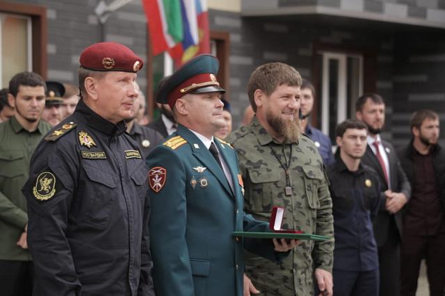 В Чечне Золотов вручил награды и ключи от квартир росгвардейцам
