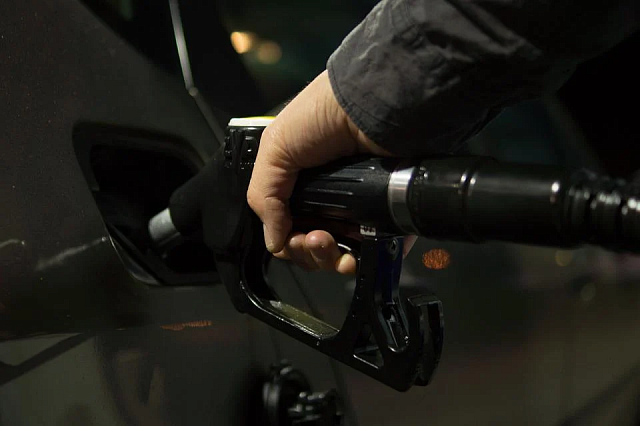 В России рухнули оптовые биржевые цены на бензин